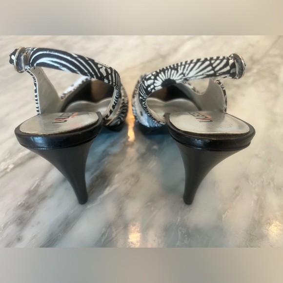 Kenneth Cole productions, unlisted, black and white high heels size 8.5 - Picture 9 of 9